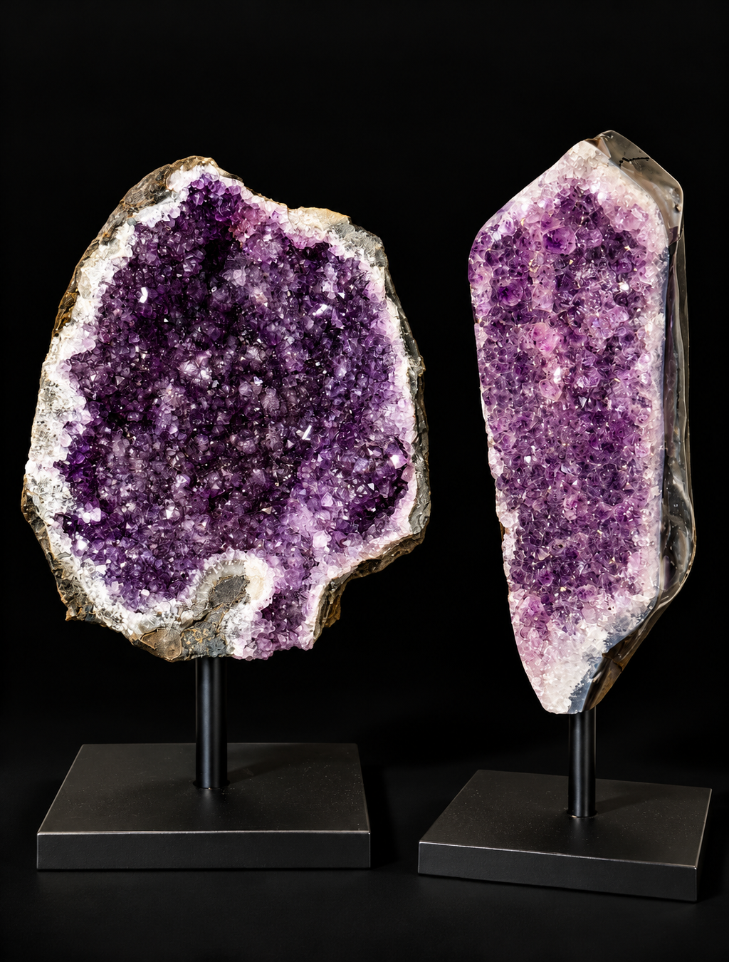 Amethistgeodes op metalen standaard – diverse exemplaren