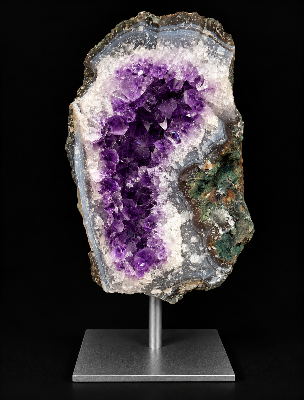 Amethistgeodes op metalen standaard – diverse exemplaren