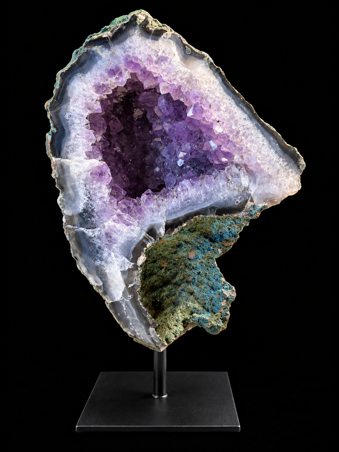 Amethistgeode op metalen standaard – Paarse kristallen