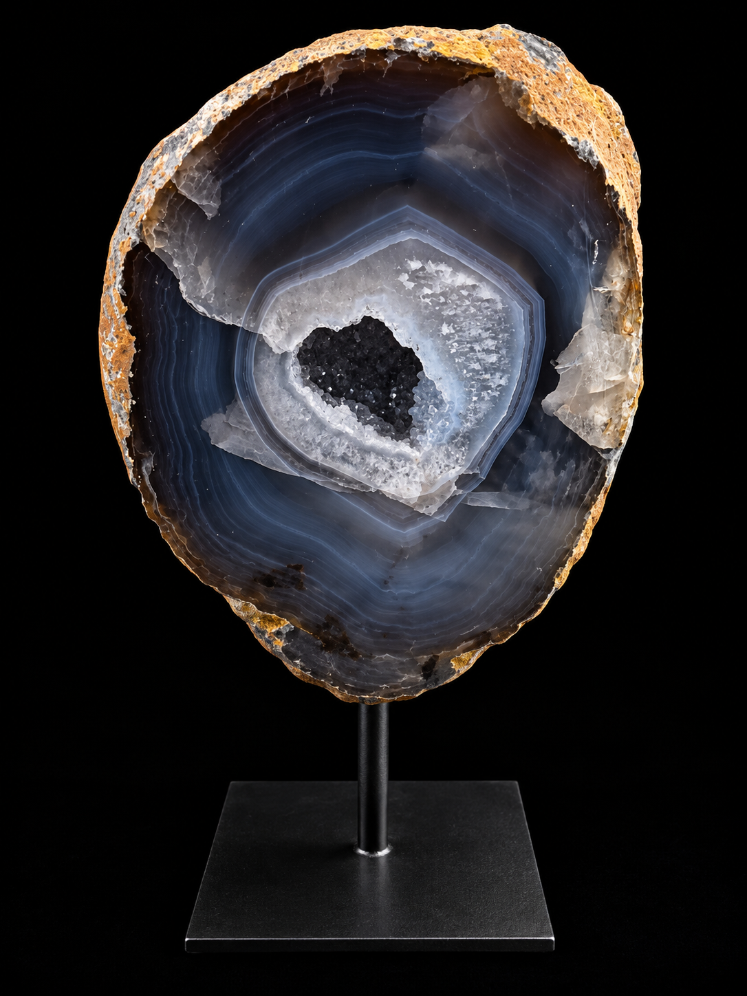 Braziliaanse agaatgeode met kristalkern – op standaard