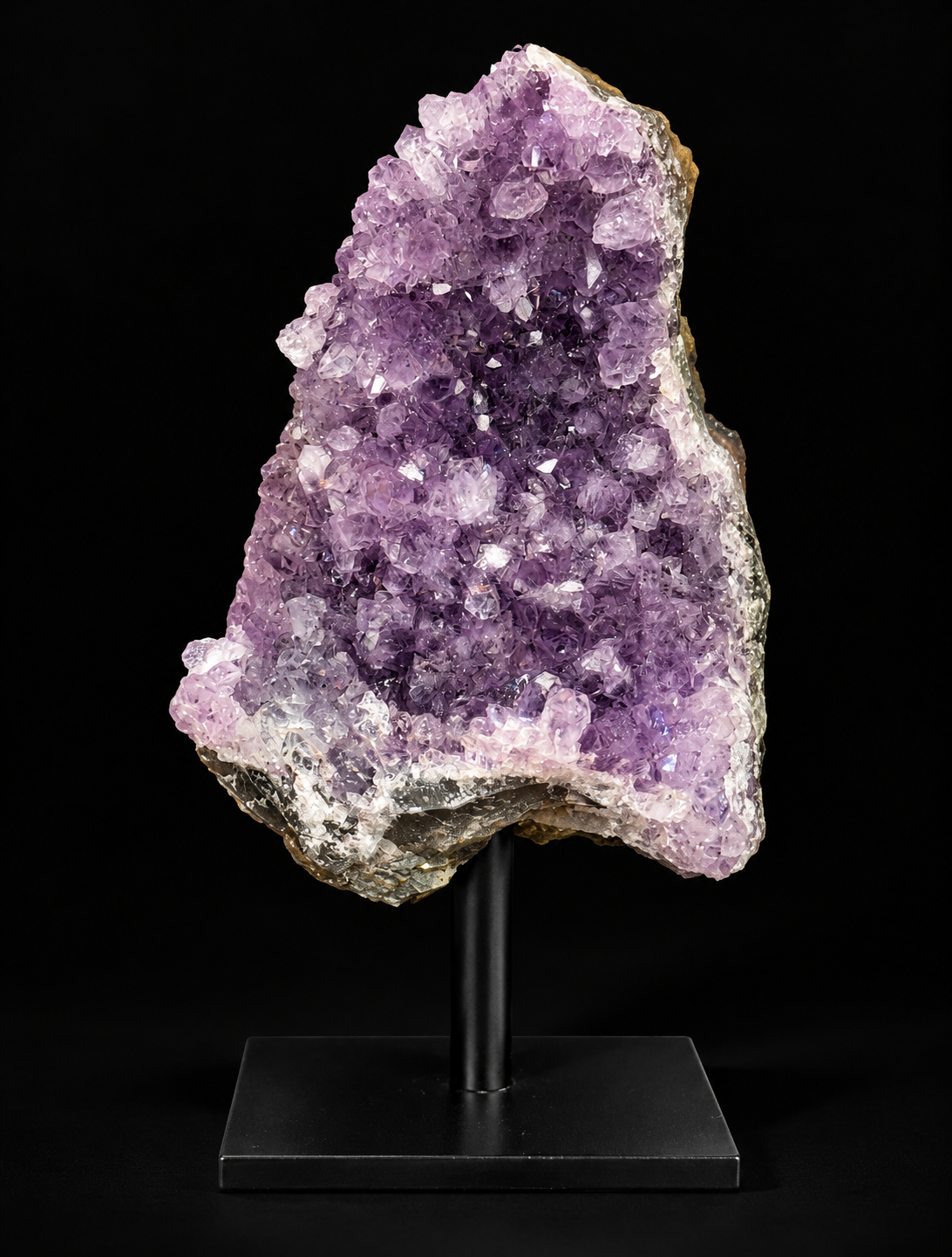 Amethistgeodes op metalen standaard – diverse exemplaren