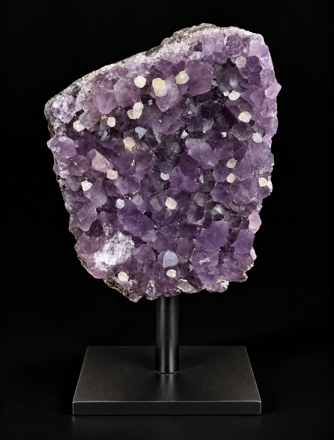 Amethistgeodes op metalen standaard – diverse exemplaren